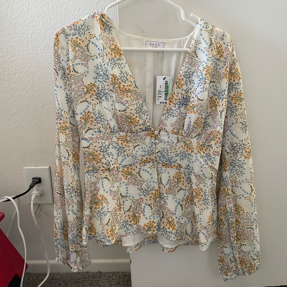 Flirty blouse with flower print details